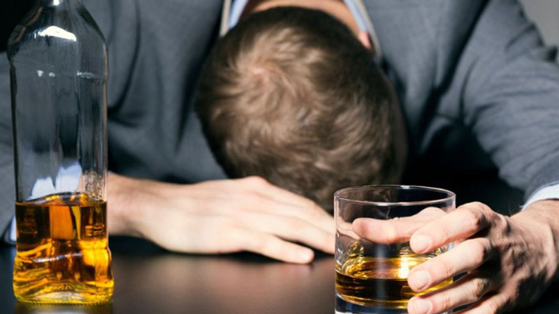 مصرف گل و مشروب الکلی با هم چه خطرهایی دارد؟
