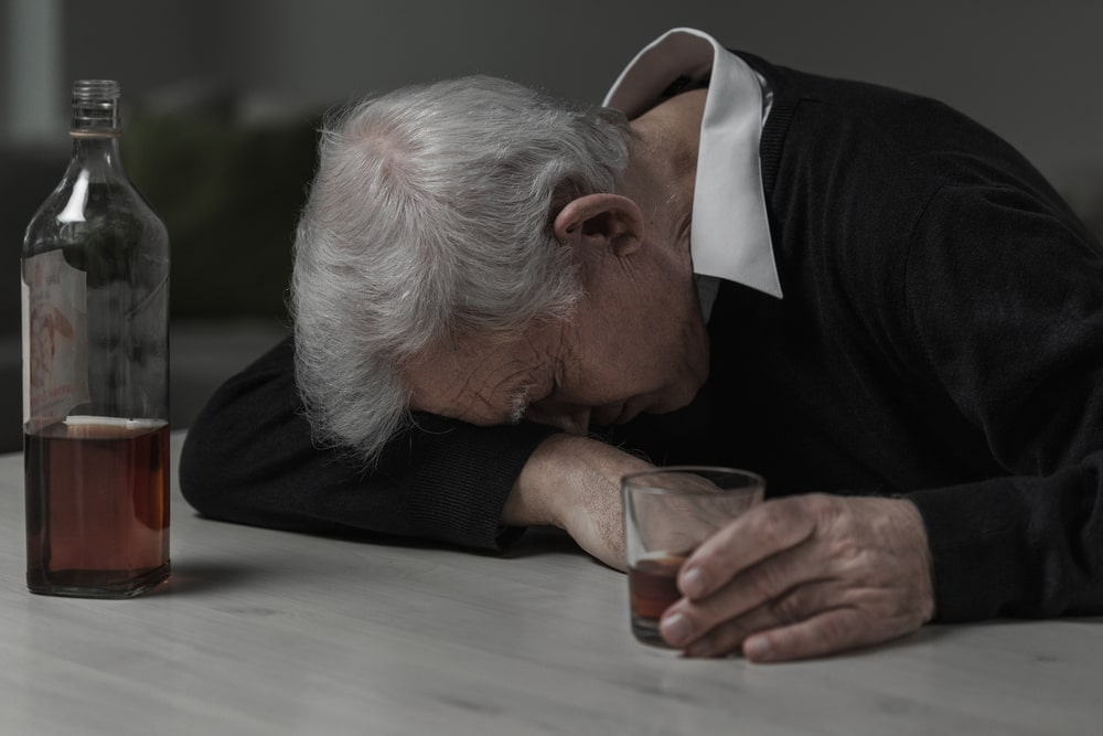 اعتیاد به الکل در سالمندان به تک خوری آنها ربط دارد!